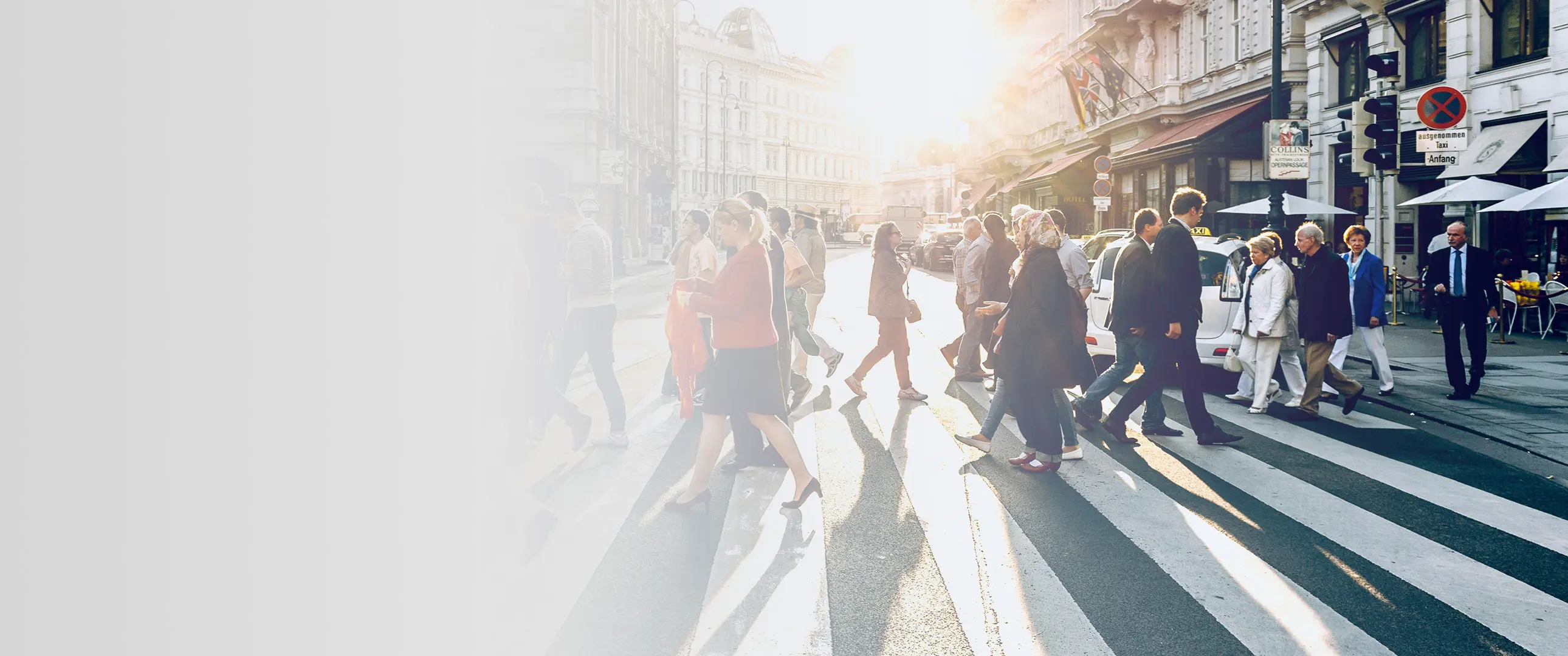 Menschen gehen über ein Zebrastreifen