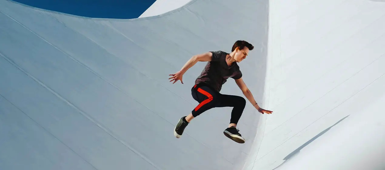 Person in der Luft mit hellem Hintergrund